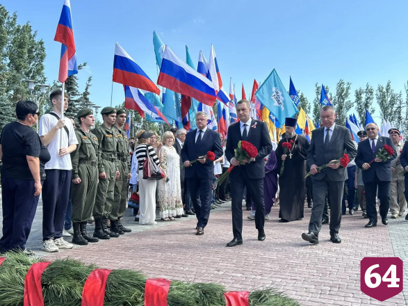 В парке Победы Саратова под гимн подняли флаг России