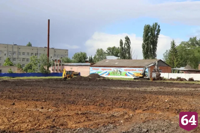 В Аткарске строят спортзал у школы и ремонтируют стадион